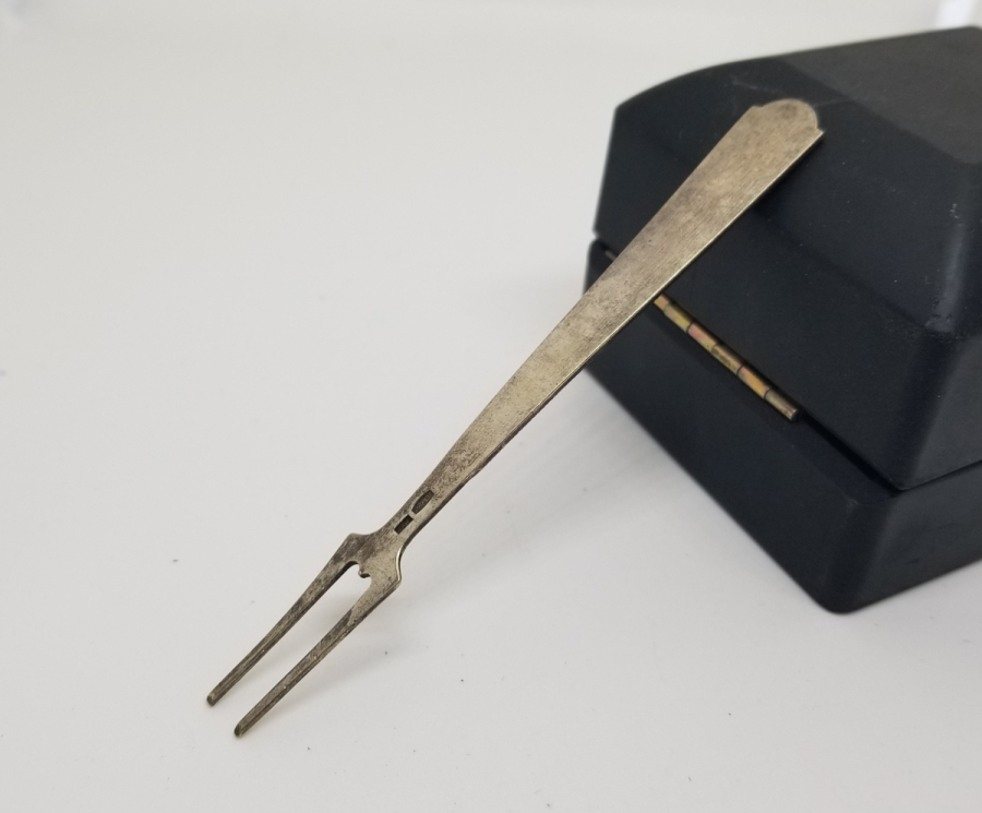 ORAK ÇEKİÇ DAMGALI ANTİKA MİNELİ RUS GÜMÜŞ PEYNİR ÇATALI