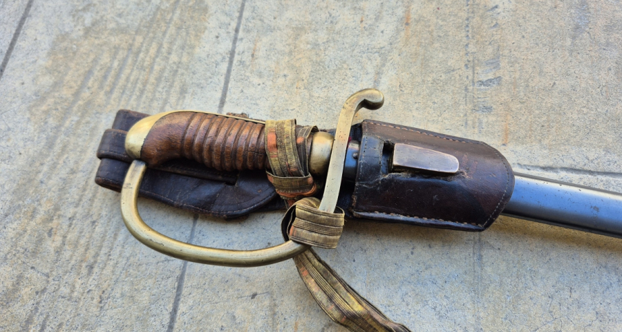 OSMANLI DÖNEMİ ORİJİNAL BEL ASKISI VE SIRMALI PÜSKÜLÜYLE ALLAH BİZİMLE YAZILI NADİR BOYDA TOPÇU KILICI - TOPÇU SUBAYI'NIN SON SAVUNMA KILICI