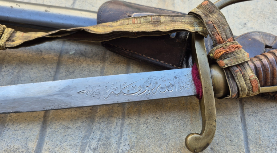 OSMANLI DÖNEMİ ORİJİNAL BEL ASKISI VE SIRMALI PÜSKÜLÜYLE ALLAH BİZİMLE YAZILI NADİR BOYDA TOPÇU KILICI - TOPÇU SUBAYI'NIN SON SAVUNMA KILICI