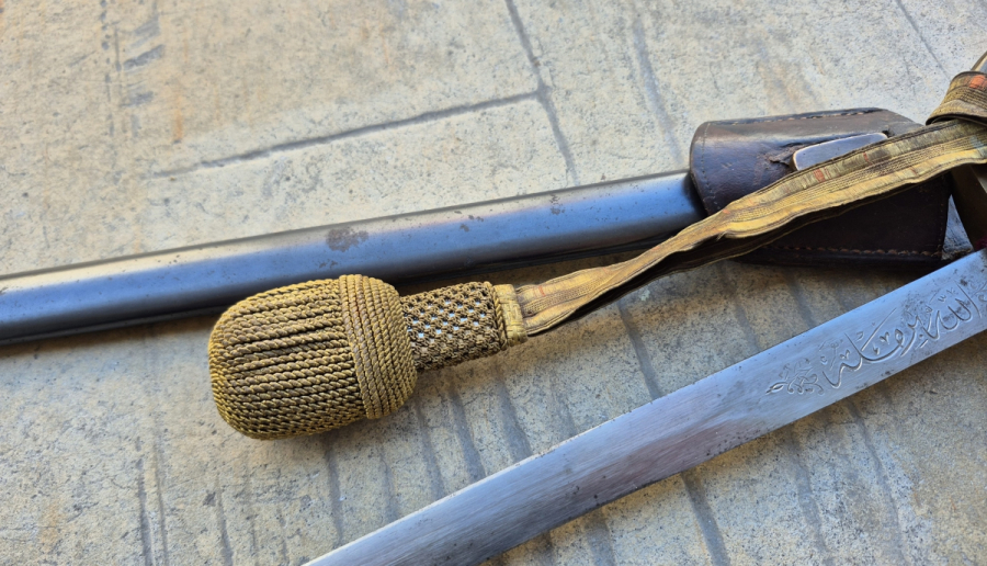 OSMANLI DÖNEMİ ORİJİNAL BEL ASKISI VE SIRMALI PÜSKÜLÜYLE ALLAH BİZİMLE YAZILI NADİR BOYDA TOPÇU KILICI - TOPÇU SUBAYI'NIN SON SAVUNMA KILICI