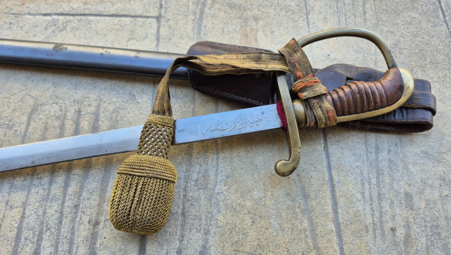 OSMANLI DÖNEMİ ORİJİNAL BEL ASKISI VE SIRMALI PÜSKÜLÜYLE ALLAH BİZİMLE YAZILI NADİR BOYDA TOPÇU KILICI - TOPÇU SUBAYI'NIN SON SAVUNMA KILICI