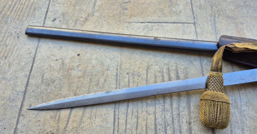 OSMANLI DÖNEMİ ORİJİNAL BEL ASKISI VE SIRMALI PÜSKÜLÜYLE ALLAH BİZİMLE YAZILI NADİR BOYDA TOPÇU KILICI - TOPÇU SUBAYI'NIN SON SAVUNMA KILICI