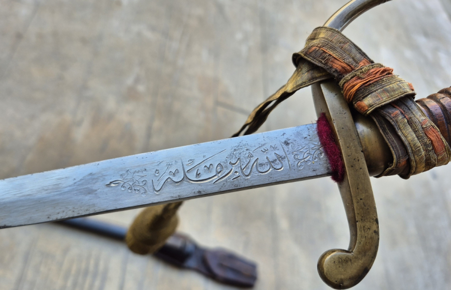 OSMANLI DÖNEMİ ORİJİNAL BEL ASKISI VE SIRMALI PÜSKÜLÜYLE ALLAH BİZİMLE YAZILI NADİR BOYDA TOPÇU KILICI - TOPÇU SUBAYI'NIN SON SAVUNMA KILICI