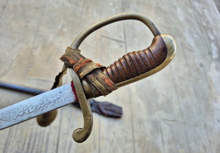 OSMANLI DÖNEMİ ORİJİNAL BEL ASKISI VE SIRMALI PÜSKÜLÜYLE ALLAH BİZİMLE YAZILI NADİR BOYDA TOPÇU KILICI - TOPÇU SUBAYI'NIN SON SAVUNMA KILICI