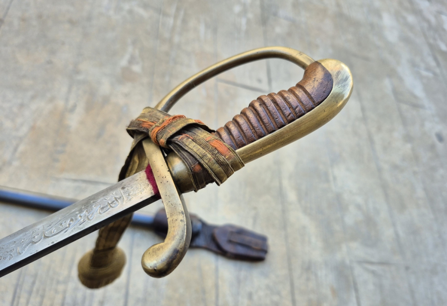 OSMANLI DÖNEMİ ORİJİNAL BEL ASKISI VE SIRMALI PÜSKÜLÜYLE ALLAH BİZİMLE YAZILI NADİR BOYDA TOPÇU KILICI - TOPÇU SUBAYI'NIN SON SAVUNMA KILICI