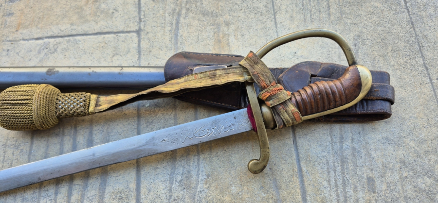 OSMANLI DÖNEMİ ORİJİNAL BEL ASKISI VE SIRMALI PÜSKÜLÜYLE ALLAH BİZİMLE YAZILI NADİR BOYDA TOPÇU KILICI - TOPÇU SUBAYI'NIN SON SAVUNMA KILICI