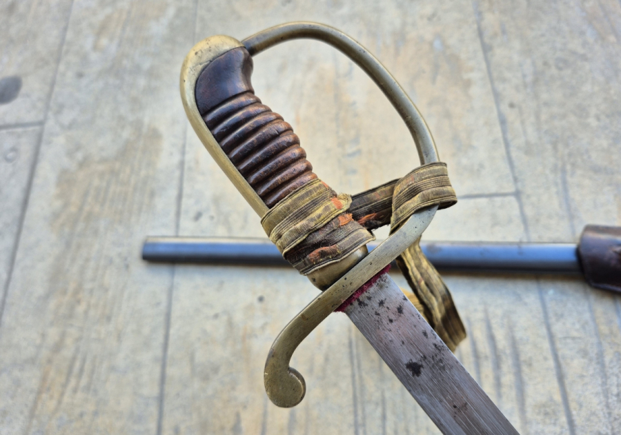 OSMANLI DÖNEMİ ORİJİNAL BEL ASKISI VE SIRMALI PÜSKÜLÜYLE ALLAH BİZİMLE YAZILI NADİR BOYDA TOPÇU KILICI - TOPÇU SUBAYI'NIN SON SAVUNMA KILICI