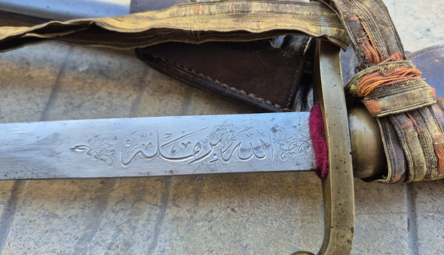 OSMANLI DÖNEMİ ORİJİNAL BEL ASKISI VE SIRMALI PÜSKÜLÜYLE ALLAH BİZİMLE YAZILI NADİR BOYDA TOPÇU KILICI - TOPÇU SUBAYI'NIN SON SAVUNMA KILICI