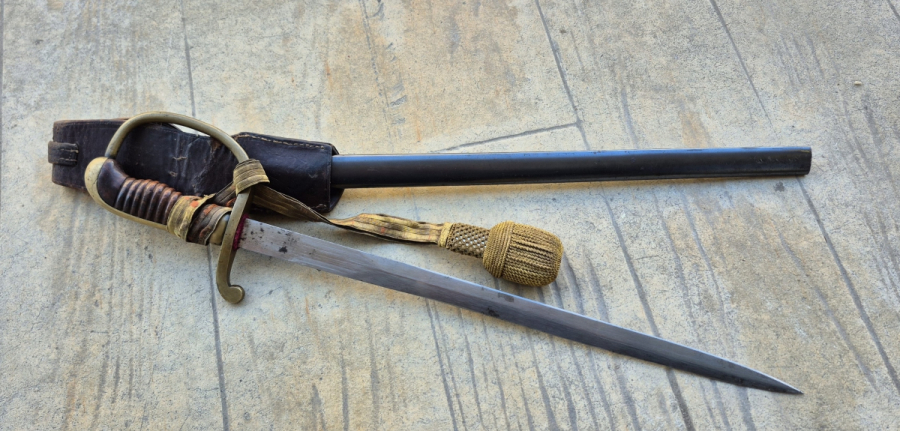 OSMANLI DÖNEMİ ORİJİNAL BEL ASKISI VE SIRMALI PÜSKÜLÜYLE ALLAH BİZİMLE YAZILI NADİR BOYDA TOPÇU KILICI - TOPÇU SUBAYI'NIN SON SAVUNMA KILICI