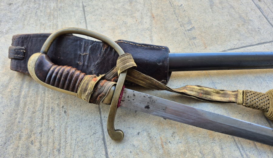 OSMANLI DÖNEMİ ORİJİNAL BEL ASKISI VE SIRMALI PÜSKÜLÜYLE ALLAH BİZİMLE YAZILI NADİR BOYDA TOPÇU KILICI - TOPÇU SUBAYI'NIN SON SAVUNMA KILICI