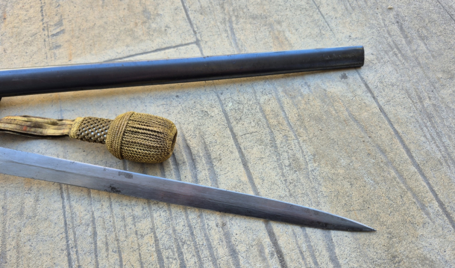 OSMANLI DÖNEMİ ORİJİNAL BEL ASKISI VE SIRMALI PÜSKÜLÜYLE ALLAH BİZİMLE YAZILI NADİR BOYDA TOPÇU KILICI - TOPÇU SUBAYI'NIN SON SAVUNMA KILICI