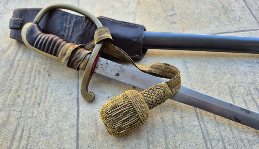 OSMANLI DÖNEMİ ORİJİNAL BEL ASKISI VE SIRMALI PÜSKÜLÜYLE ALLAH BİZİMLE YAZILI NADİR BOYDA TOPÇU KILICI - TOPÇU SUBAYI'NIN SON SAVUNMA KILICI