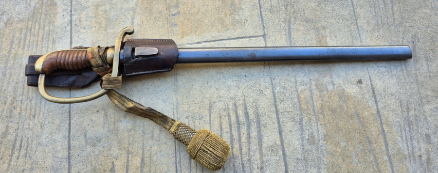 OSMANLI DÖNEMİ ORİJİNAL BEL ASKISI VE SIRMALI PÜSKÜLÜYLE ALLAH BİZİMLE YAZILI NADİR BOYDA TOPÇU KILICI - TOPÇU SUBAYI'NIN SON SAVUNMA KILICI