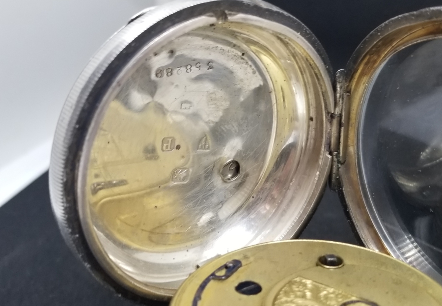 NADİR FORMDA GÜMÜŞ KASA İNGİLİZ YAPIMI KURMALI CEP SAATİ