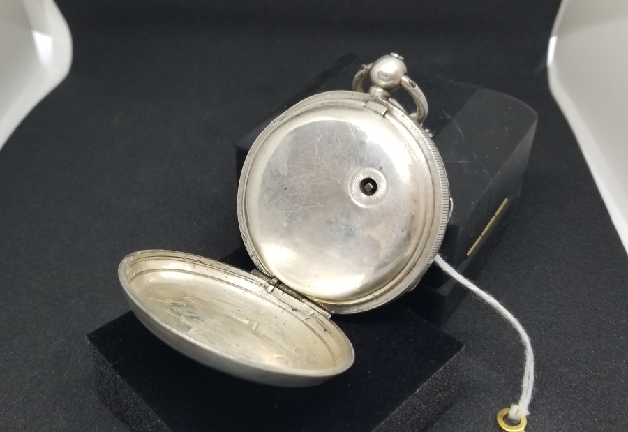 NADİR FORMDA GÜMÜŞ KASA İNGİLİZ YAPIMI KURMALI CEP SAATİ