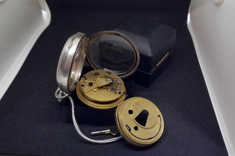 NADİR FORMDA GÜMÜŞ KASA İNGİLİZ YAPIMI KURMALI CEP SAATİ