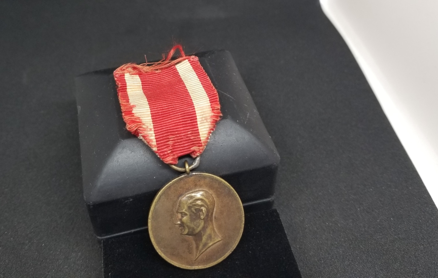 ORİJİNAL ASKISINDA NADİR 10. YIL MADALYONU