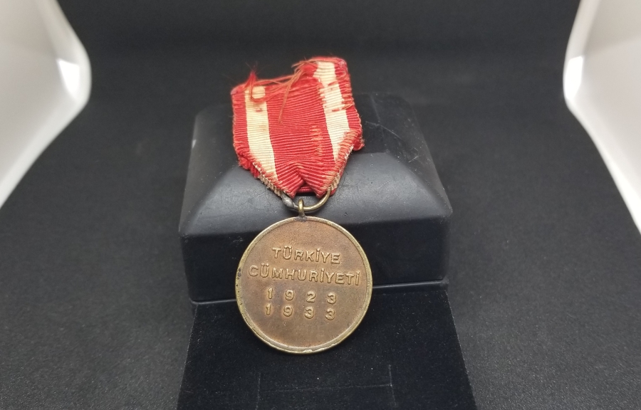 ORİJİNAL ASKISINDA NADİR 10. YIL MADALYONU