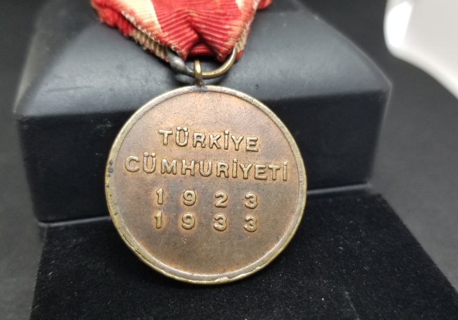 ORİJİNAL ASKISINDA NADİR 10. YIL MADALYONU