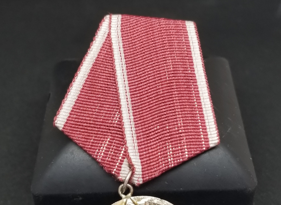 NADİR TİPTE ORİJİNAL ASKISIYLA SOVYET MADALYA