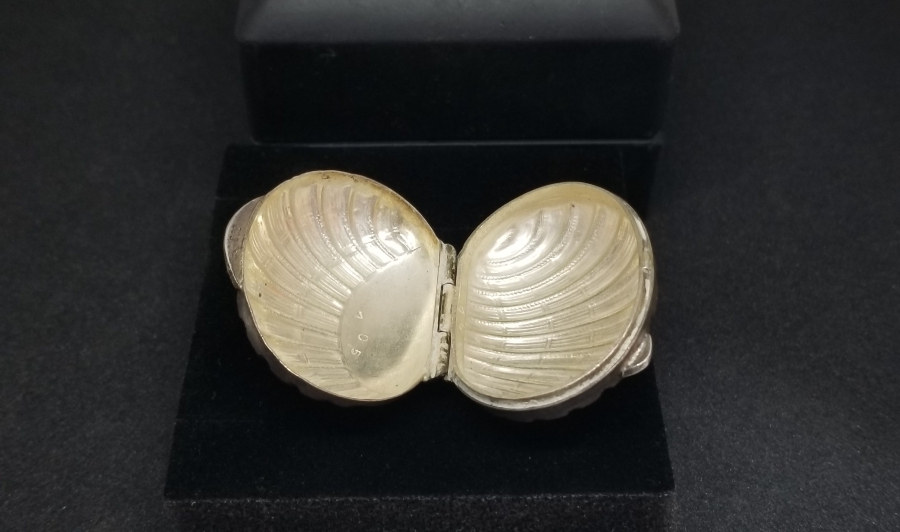 İSTİRİDYE FORMLU KABARTMA İŞÇİLİKLİ ANTİKA GÜMÜŞ BOZUK PARA ÇANTASI