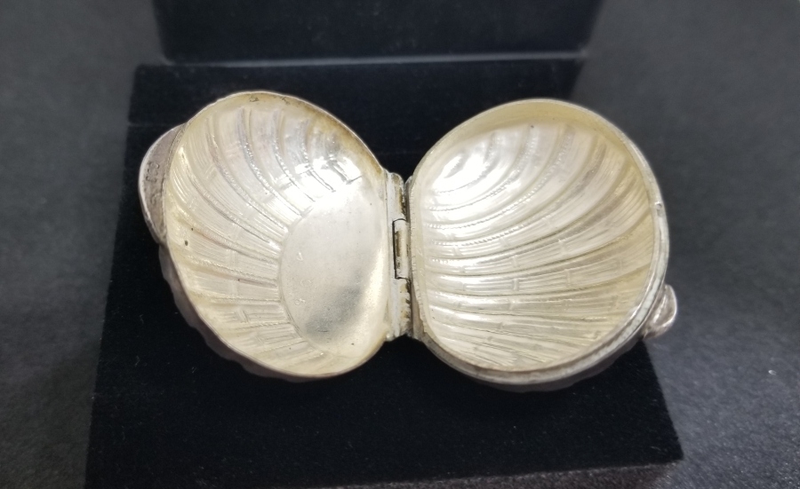 İSTİRİDYE FORMLU KABARTMA İŞÇİLİKLİ ANTİKA GÜMÜŞ BOZUK PARA ÇANTASI