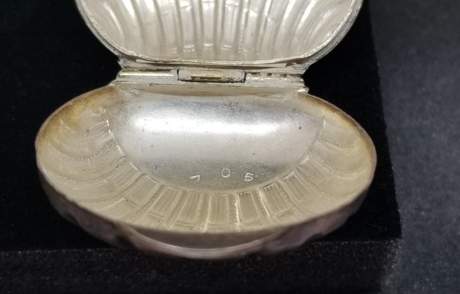 İSTİRİDYE FORMLU KABARTMA İŞÇİLİKLİ ANTİKA GÜMÜŞ BOZUK PARA ÇANTASI