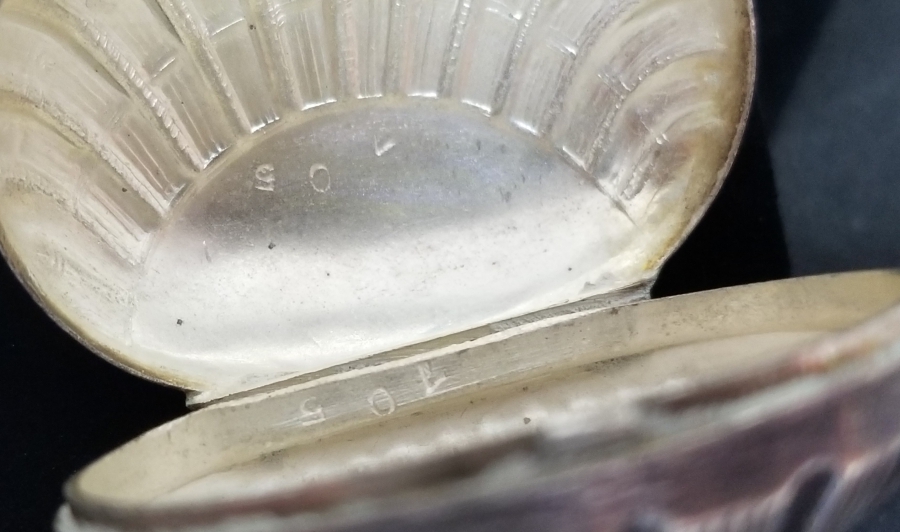 İSTİRİDYE FORMLU KABARTMA İŞÇİLİKLİ ANTİKA GÜMÜŞ BOZUK PARA ÇANTASI