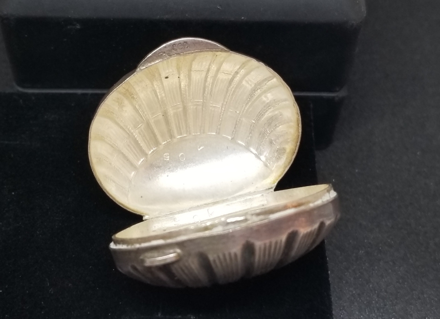 İSTİRİDYE FORMLU KABARTMA İŞÇİLİKLİ ANTİKA GÜMÜŞ BOZUK PARA ÇANTASI