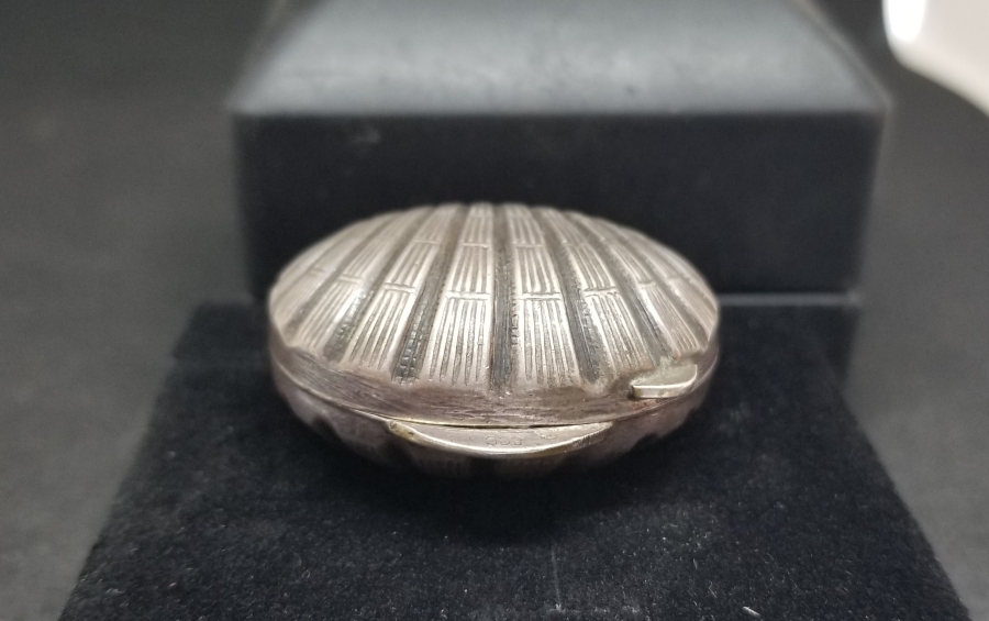 İSTİRİDYE FORMLU KABARTMA İŞÇİLİKLİ ANTİKA GÜMÜŞ BOZUK PARA ÇANTASI