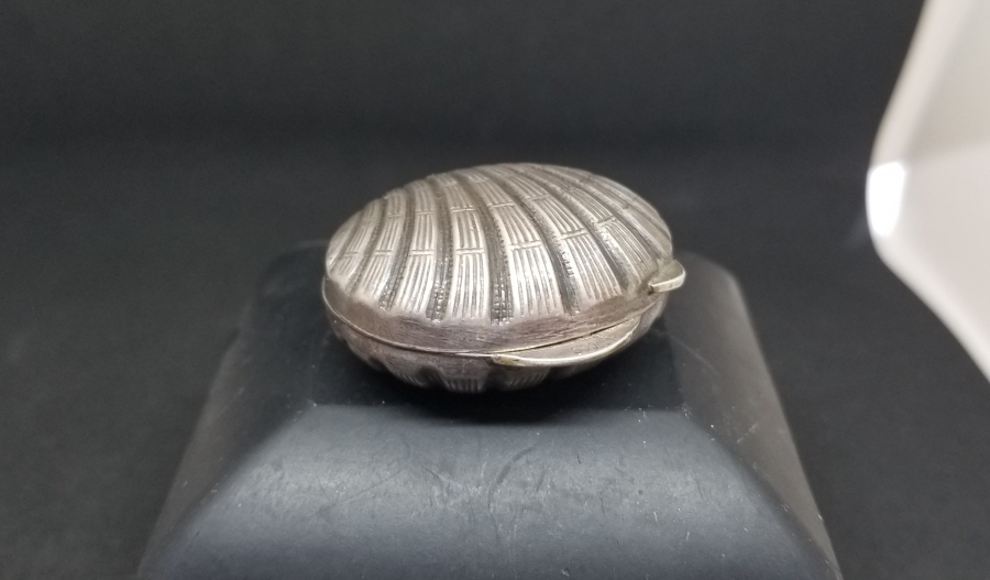 İSTİRİDYE FORMLU KABARTMA İŞÇİLİKLİ ANTİKA GÜMÜŞ BOZUK PARA ÇANTASI