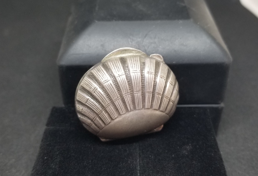 İSTİRİDYE FORMLU KABARTMA İŞÇİLİKLİ ANTİKA GÜMÜŞ BOZUK PARA ÇANTASI