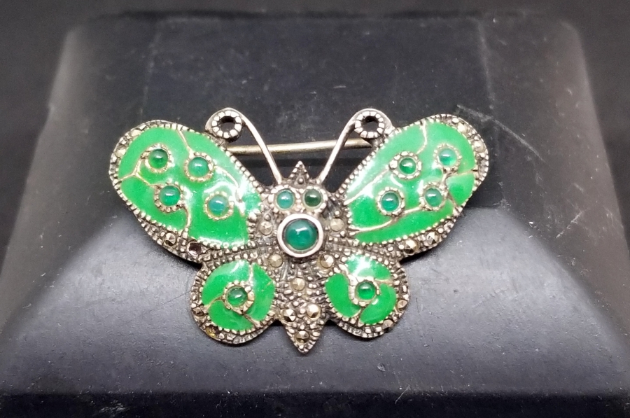 MARGAZİT-YEŞİM VE AKİK TAŞLI KELEBEK FORMLU MİNELİ ANTİKA BROŞ