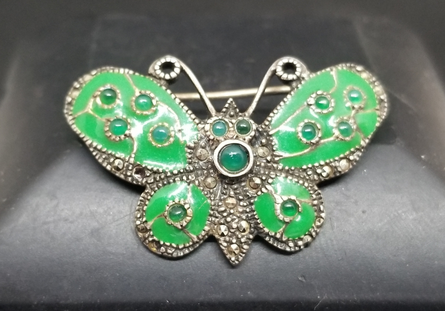 MARGAZİT-YEŞİM VE AKİK TAŞLI KELEBEK FORMLU MİNELİ ANTİKA BROŞ