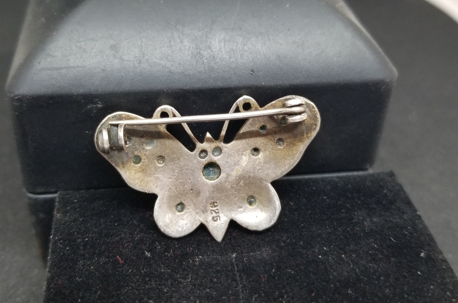 MARGAZİT-YEŞİM VE AKİK TAŞLI KELEBEK FORMLU MİNELİ ANTİKA BROŞ