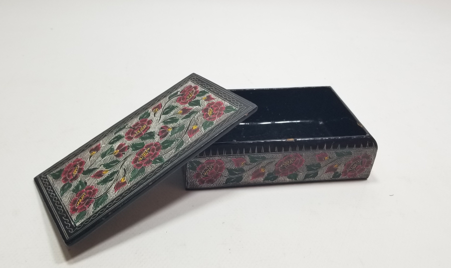 GÜMÜŞ ÇAKMA VE EL BOYAMA İŞÇİLİKLİ OSMANLI DÖNEMİ NADİR TİPTE PAPİER MACHE KAPAKLI KUTU