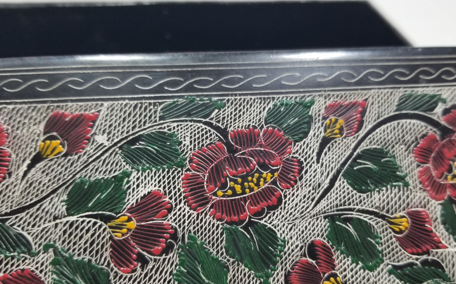 GÜMÜŞ ÇAKMA VE EL BOYAMA İŞÇİLİKLİ OSMANLI DÖNEMİ NADİR TİPTE PAPİER MACHE KAPAKLI KUTU