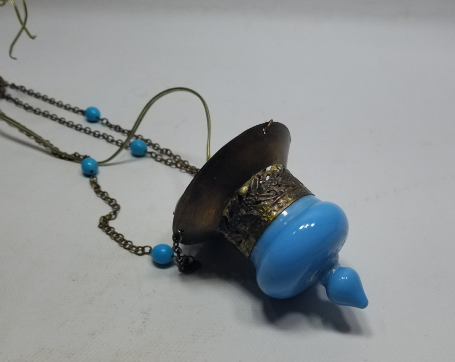 KANDİL FORMUNDA YAPILMIŞ ANTİKA DEKORATİF LAMBA