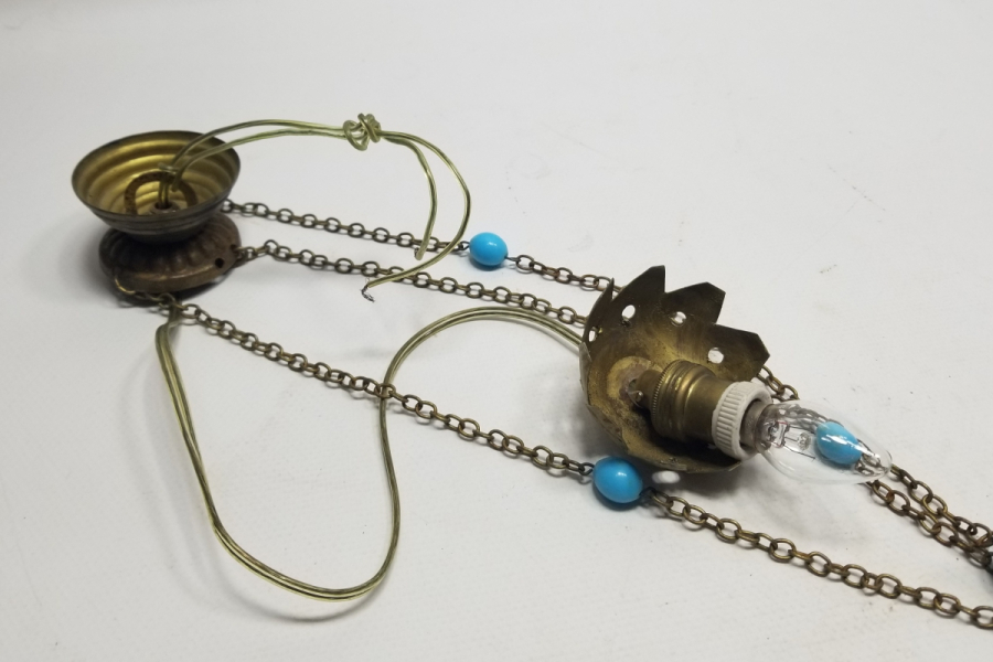 KANDİL FORMUNDA YAPILMIŞ ANTİKA DEKORATİF LAMBA