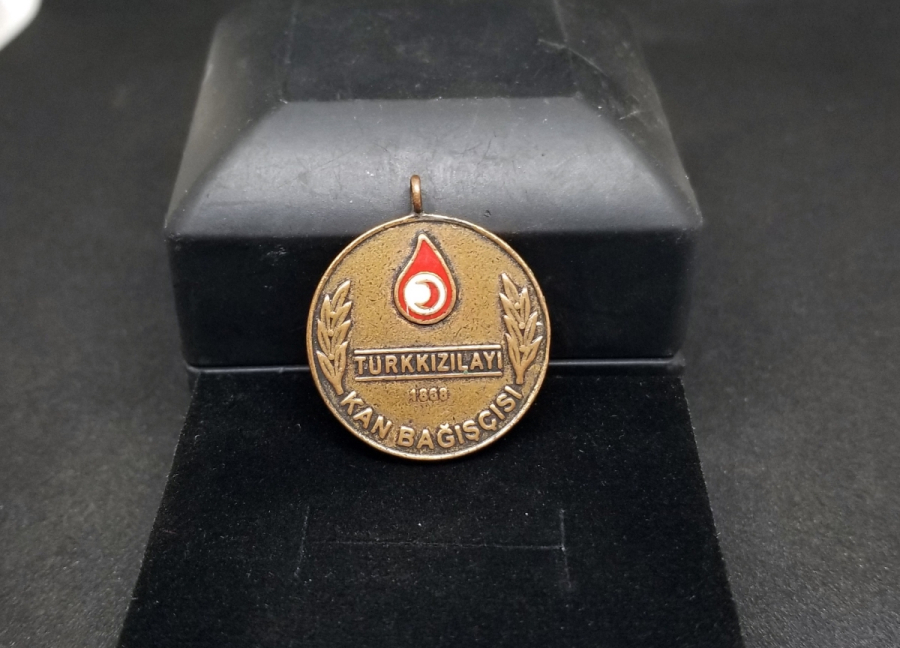 ÜZERİ MİNELİ ANTİKA KAN BAĞIŞÇISI MADALYASI