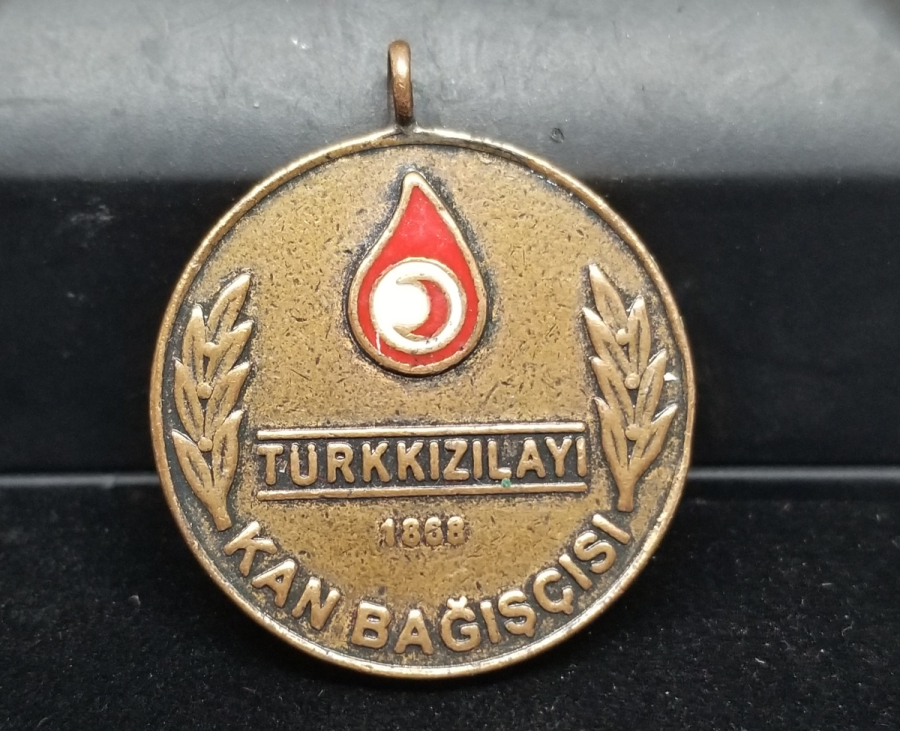 ÜZERİ MİNELİ ANTİKA KAN BAĞIŞÇISI MADALYASI