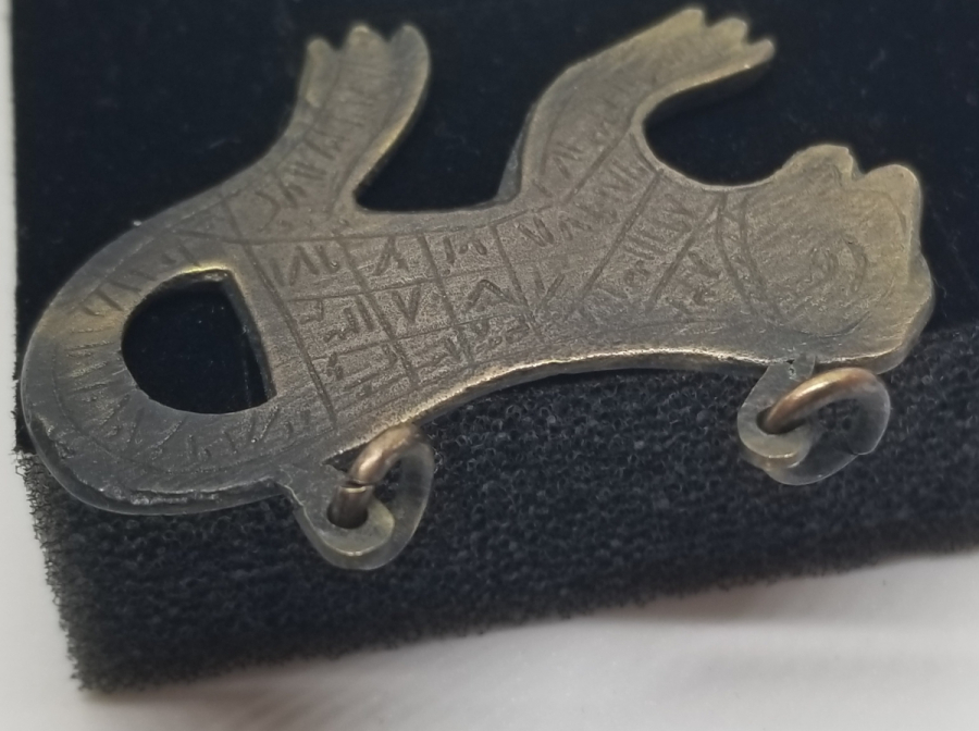 ASLAN FORMUNDA YAPILMIŞ ÜZERİ EBCEDLERLE BEZELİ ANTİKA TILSIM KOLYE