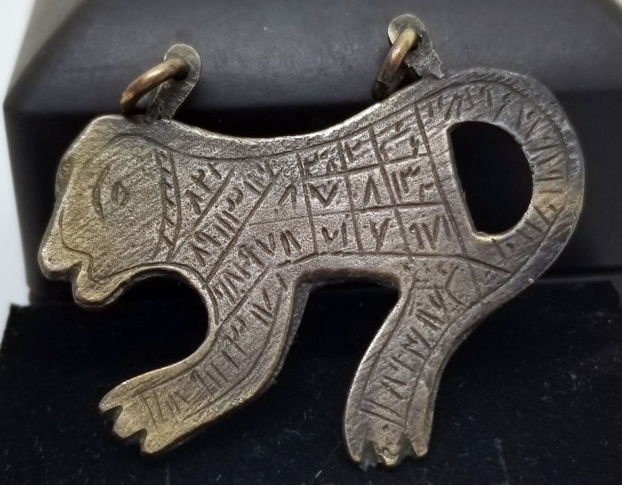 ASLAN FORMUNDA YAPILMIŞ ÜZERİ EBCEDLERLE BEZELİ ANTİKA TILSIM KOLYE