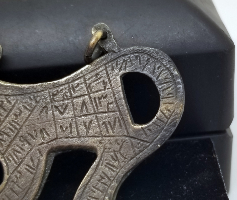 ASLAN FORMUNDA YAPILMIŞ ÜZERİ EBCEDLERLE BEZELİ ANTİKA TILSIM KOLYE