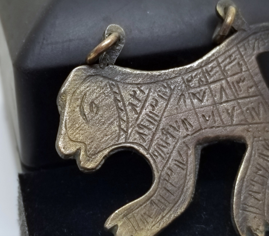 ASLAN FORMUNDA YAPILMIŞ ÜZERİ EBCEDLERLE BEZELİ ANTİKA TILSIM KOLYE