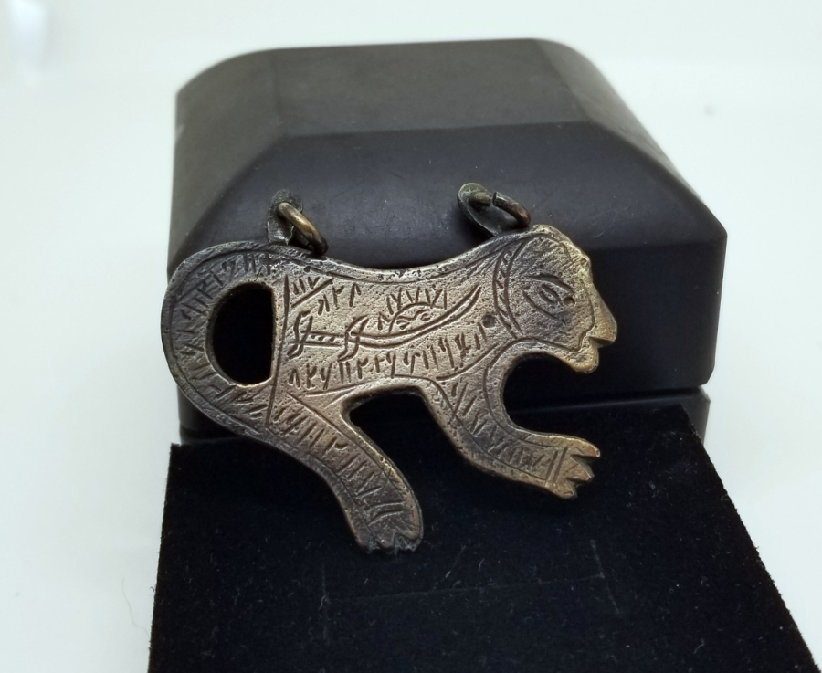 ASLAN FORMUNDA YAPILMIŞ ÜZERİ EBCEDLERLE BEZELİ ANTİKA TILSIM KOLYE