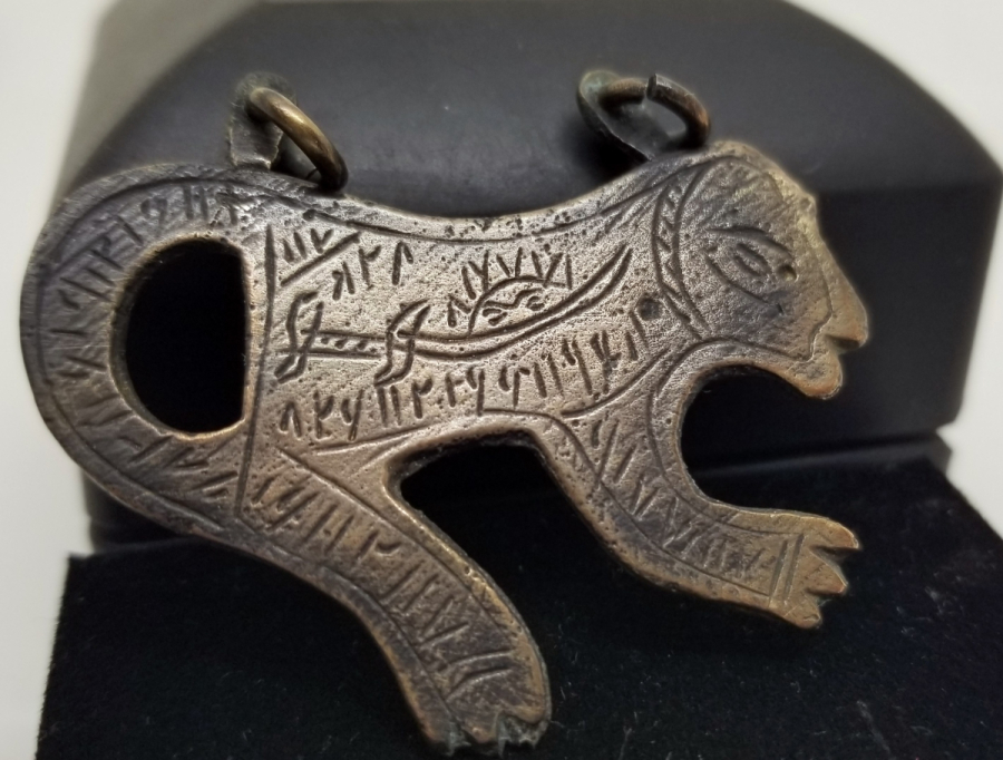 ASLAN FORMUNDA YAPILMIŞ ÜZERİ EBCEDLERLE BEZELİ ANTİKA TILSIM KOLYE