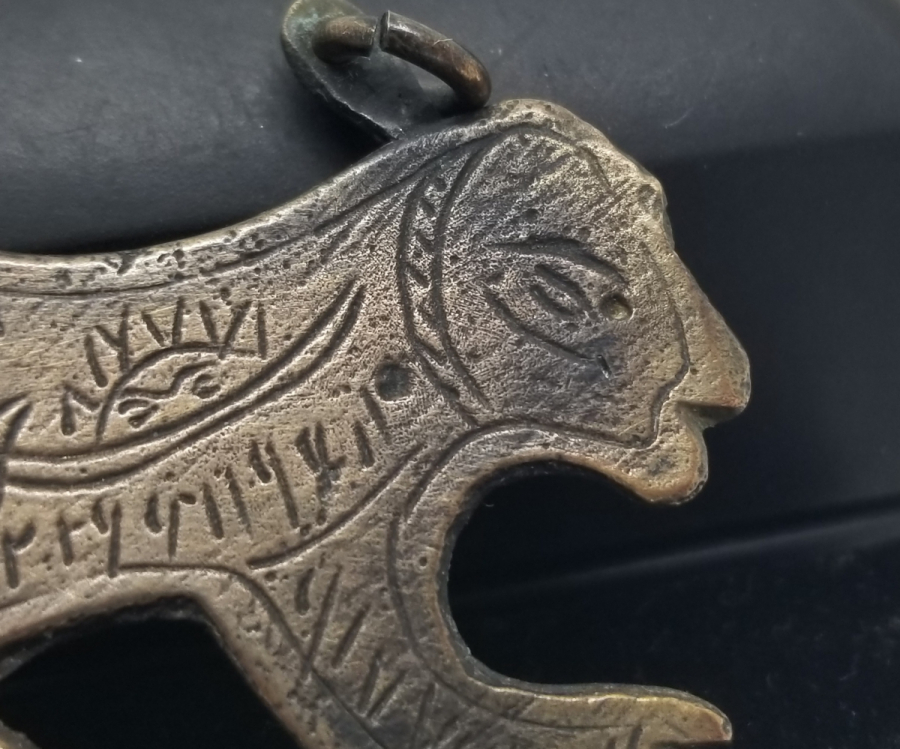 ASLAN FORMUNDA YAPILMIŞ ÜZERİ EBCEDLERLE BEZELİ ANTİKA TILSIM KOLYE