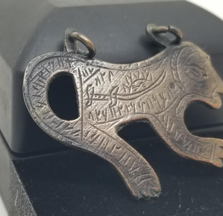 ASLAN FORMUNDA YAPILMIŞ ÜZERİ EBCEDLERLE BEZELİ ANTİKA TILSIM KOLYE