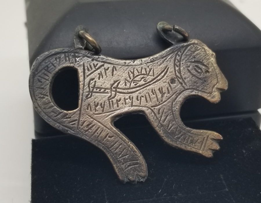 ASLAN FORMUNDA YAPILMIŞ ÜZERİ EBCEDLERLE BEZELİ ANTİKA TILSIM KOLYE